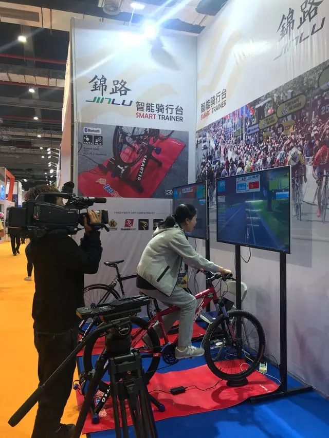 Smart trainer demo at EASTPARTS booth, China Cycle 2018